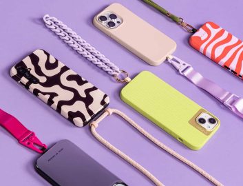 Smartphonehoesjes Image Different colored phone cases with phone cords laying on a purple background